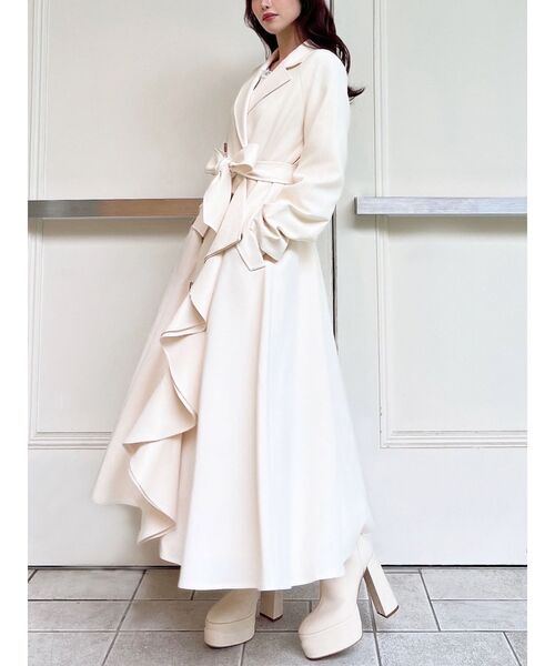 RESEXXY（リゼクシー）の「カスケードフレアロングコート（トレンチコート・レディース・ベージュ/アイボリー/ブルー・FREE）」の19枚目の写真