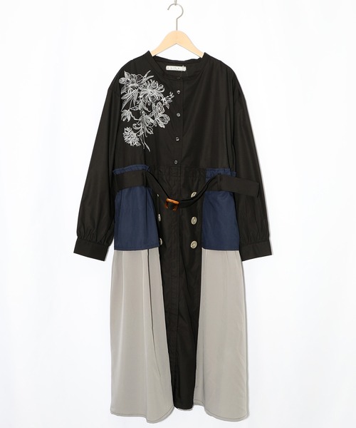 iS ScoLar(イズスカラー)の「561201:花刺繍トレンチコート風 異素材切替ワンピース(ワンピース・レディース・カーキ/ブラック/アイボリー・M)」の1枚目の写真