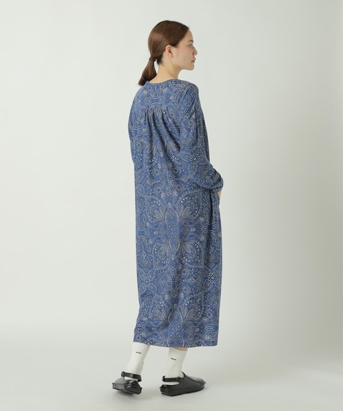 ZUCCa(ズッカ)の「FLORAL SCARF PRINT JERSEY / S(ワンピース・レディース・ブルー/グレー・M size)」の6枚目の写真