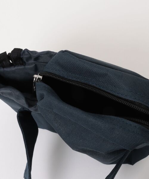tone（トーン）の「【EVEREST / エベレスト】ショルダーストラップ付き　ボトルバック（ショルダーバッグ・メンズ・ブラック/ネイビー・FREE）」の4枚目の写真