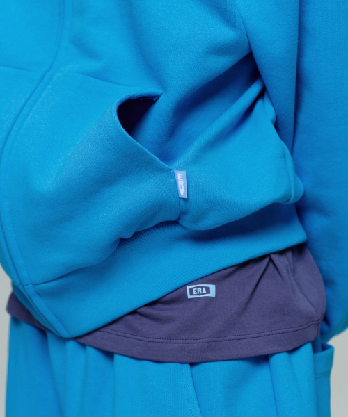 ERA(エラ)の「UNISEX ERA OVERSIZED HOODED ZIP-UP - CAPRI BLUE(パーカー・レディース・ライトブルー・LARGE/MEDIUM/SMALL)」の5枚目の写真