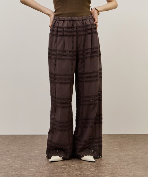 ADAM ET ROPE'（アダムエロペ）の「【一部WEB限定カラー】エンブロイダリーイージーパンツ（その他パンツ・レディース・ホワイト/ダークブラウン/ブラック・36/38）」の3枚目の写真