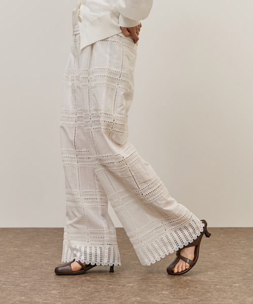 ADAM ET ROPE'（アダムエロペ）の「【一部WEB限定カラー】エンブロイダリーイージーパンツ（その他パンツ・レディース・ホワイト/ダークブラウン/ブラック・36/38）」の2枚目の写真