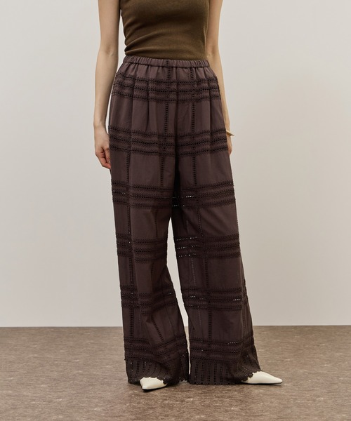 ADAM ET ROPE'（アダムエロペ）の「【一部WEB限定カラー】エンブロイダリーイージーパンツ（その他パンツ・レディース・ホワイト/ダークブラウン/ブラック・36/38）」の9枚目の写真