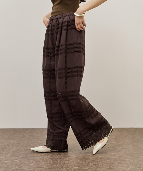 ADAM ET ROPE'（アダムエロペ）の「【一部WEB限定カラー】エンブロイダリーイージーパンツ（その他パンツ・レディース・ホワイト/ダークブラウン/ブラック・36/38）」の10枚目の写真