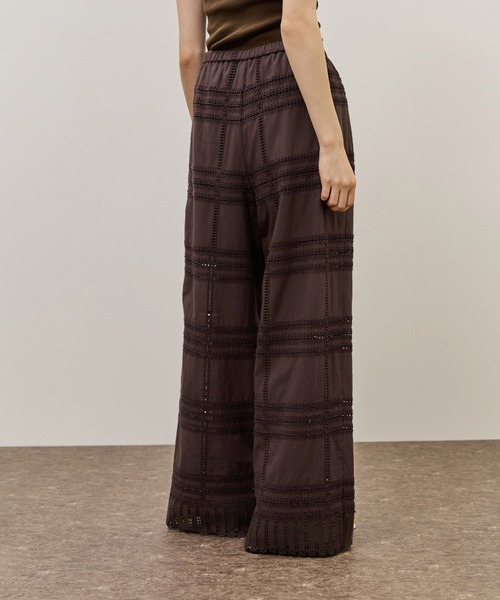 ADAM ET ROPE'（アダムエロペ）の「【一部WEB限定カラー】エンブロイダリーイージーパンツ（その他パンツ・レディース・ホワイト/ダークブラウン/ブラック・36/38）」の11枚目の写真