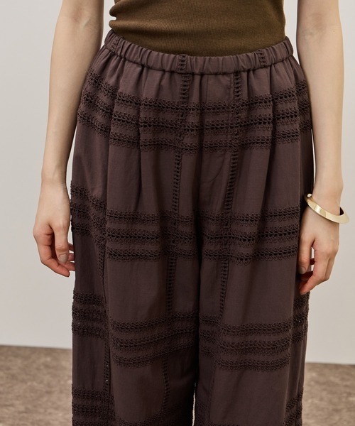 ADAM ET ROPE'（アダムエロペ）の「【一部WEB限定カラー】エンブロイダリーイージーパンツ（その他パンツ・レディース・ホワイト/ダークブラウン/ブラック・36/38）」の12枚目の写真