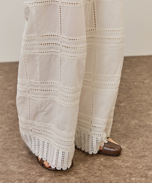 ADAM ET ROPE'（アダムエロペ）の「【一部WEB限定カラー】エンブロイダリーイージーパンツ（その他パンツ・レディース・ホワイト/ダークブラウン/ブラック・36/38）」の18枚目の写真