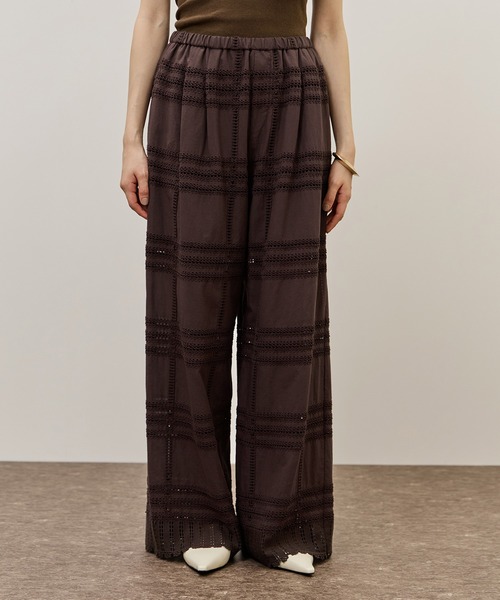 ADAM ET ROPE'（アダムエロペ）の「【一部WEB限定カラー】エンブロイダリーイージーパンツ（その他パンツ・レディース・ホワイト/ダークブラウン/ブラック・36/38）」の19枚目の写真