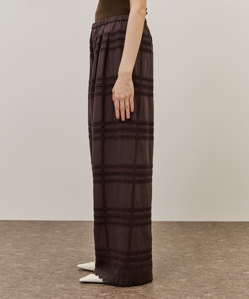 ADAM ET ROPE'（アダムエロペ）の「【一部WEB限定カラー】エンブロイダリーイージーパンツ（その他パンツ・レディース・ホワイト/ダークブラウン/ブラック・36/38）」の20枚目の写真