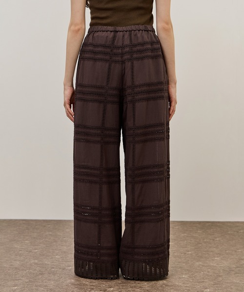 ADAM ET ROPE'（アダムエロペ）の「【一部WEB限定カラー】エンブロイダリーイージーパンツ（その他パンツ・レディース・ホワイト/ダークブラウン/ブラック・36/38）」の21枚目の写真