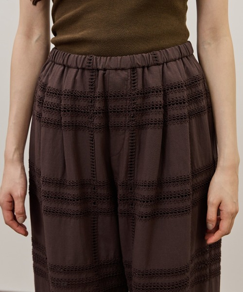 ADAM ET ROPE'（アダムエロペ）の「【一部WEB限定カラー】エンブロイダリーイージーパンツ（その他パンツ・レディース・ホワイト/ダークブラウン/ブラック・36/38）」の22枚目の写真