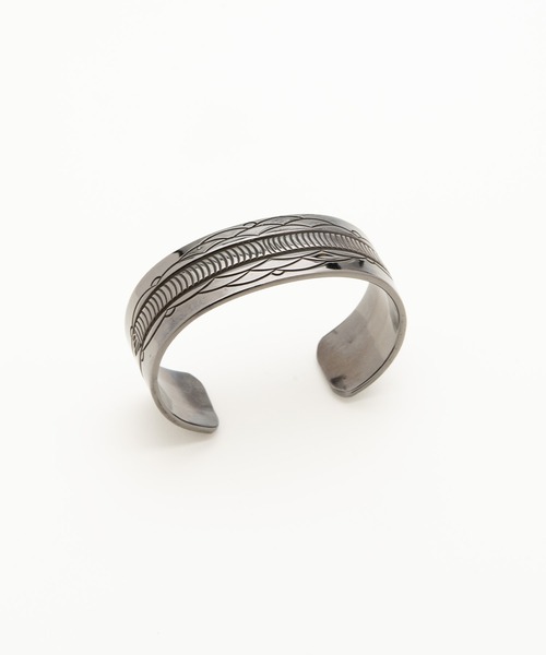 Indian Jewelry(インディアンジュエリー)の「「Indian Jewelry/インディアンジュエリー」ブルースモーガンバングル w/ブラックロジウムコーティング(ブレスレット・メンズ・アンティークシルバー・FREE)」の1枚目の写真