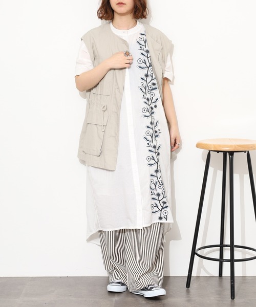 Emago(イマゴ)の「EMAGO 縦花刺繍コクーンワンピース 半端袖(シャツワンピース・レディース・ネイビー/ホワイト/ピンク・FREE)」の4枚目の写真