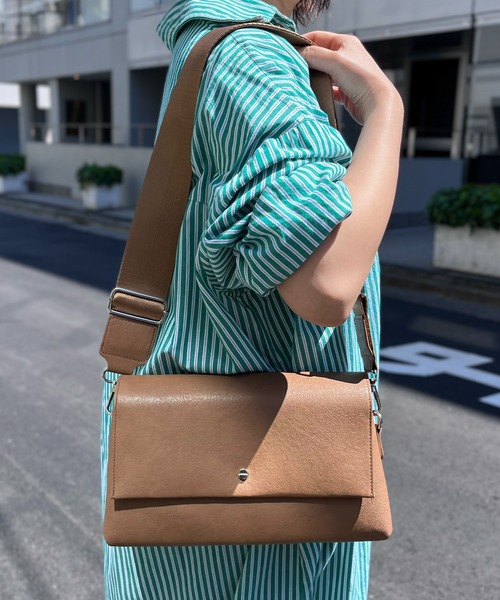 ALTROSE(アルトローズ)の「【ALTROSE】アルトローズ 2way SD ルーカス ショルダーバック ボディバック(ショルダーバッグ・レディース・グレー/ブラック/アイボリー/キャメル・FREE)」の17枚目の写真