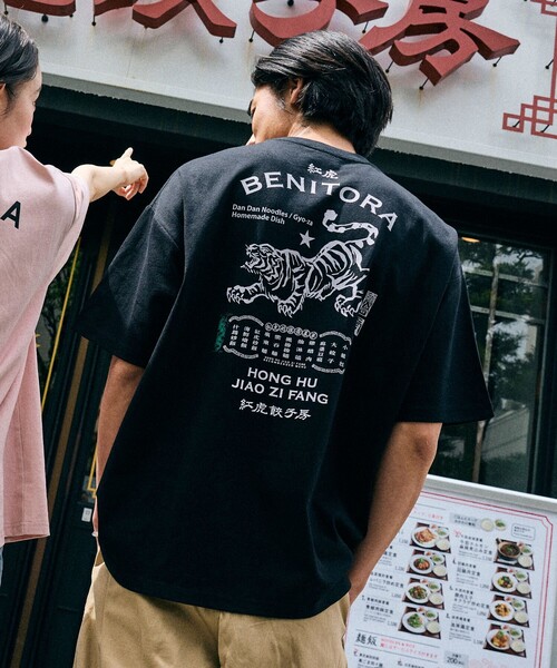 FREAK'S STORE(フリークスストア)の「限定展開 紅虎餃子房×FREAK'S STORE 別注 ビッグシルエット バックプリント クルーネック Tシャツ(Tシャツ/カットソー・メンズ・ブラック/ネイビー/ホワイト・SMALL/MEDIUM/LARGE)」の3枚目の写真