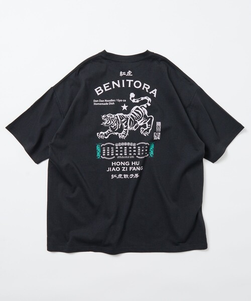 FREAK'S STORE(フリークスストア)の「限定展開 紅虎餃子房×FREAK'S STORE 別注 ビッグシルエット バックプリント クルーネック Tシャツ(Tシャツ/カットソー・メンズ・ブラック/ネイビー/ホワイト・SMALL/MEDIUM/LARGE)」の16枚目の写真