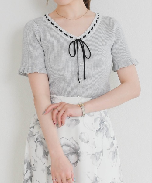 MISCH MASCH（ミッシュマッシュ）の「2026春夏新作 リボン付きレーストリムVネック半袖ニット（ニット/セーター・レディース・グレー/ブラック/ホワイト・ﾌﾘ-）」の18枚目の写真
