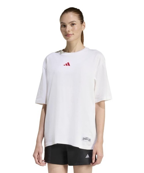 adidas（アディダス）の「アディダス adidas ミニ刺しゅう オーバーサイズ グラフィック半袖Tシャツ（Tシャツ/カットソー・レディース・ホワイト/スモークピンク・S/M/L/XL）」の2枚目の写真