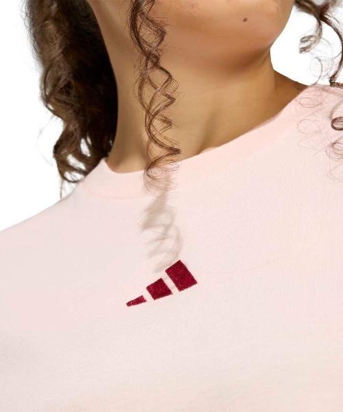 adidas（アディダス）の「アディダス adidas ミニ刺しゅう オーバーサイズ グラフィック半袖Tシャツ（Tシャツ/カットソー・レディース・ホワイト/スモークピンク・S/M/L/XL）」の5枚目の写真