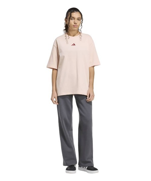 adidas（アディダス）の「アディダス adidas ミニ刺しゅう オーバーサイズ グラフィック半袖Tシャツ（Tシャツ/カットソー・レディース・ホワイト/スモークピンク・S/M/L/XL）」の4枚目の写真