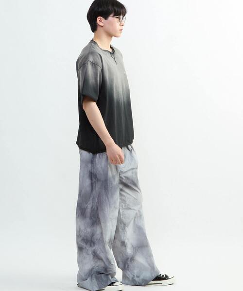 CONVERSE TOKYO（コンバーストウキョウ）の「GRADATION DYE CUT-OFF TEE（Tシャツ/カットソー・レディース・ネイビー/ブラウン/ブラック・SMALL/MEDIUM）」の6枚目の写真