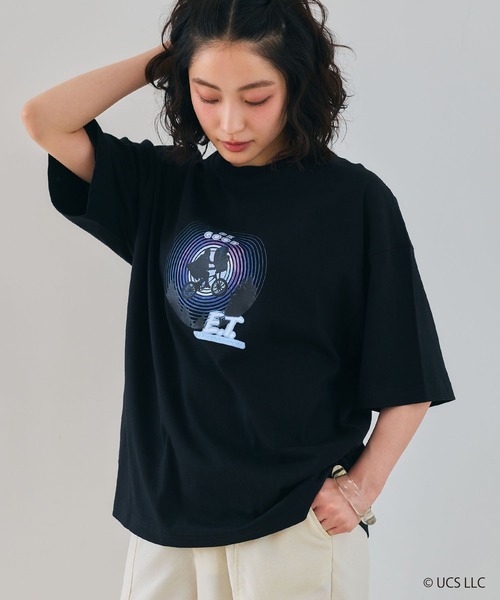 Universal Filmarket(ユニバーサルフィルマーケット)の「【E.T./イーティー】ムービーグラフィックプリント半袖Tシャツ / Movie Scene Graphic T-Shirt《UNISEX》(Tシャツ/カットソー・レディース・ブラック/ホワイト・XL/L/M)」の1枚目の写真