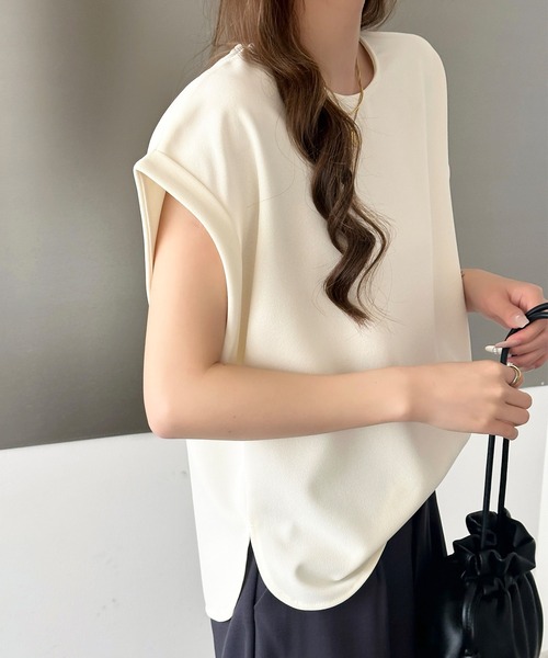 DAY CLOSET(デイ クローゼット)の「【こなれて見えるサイドスリット】無地 フレンチ スリーブ ラウンドネック Tシャツ レディース(Tシャツ/カットソー・レディース・ベージュ/アイボリー/ブラック・M/L)」の5枚目の写真