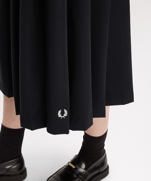 FRED PERRY(フレッドペリー)の「【先行予約受付中】Pleated Midi Skirt/プリーツミディスカート(スカート・レディース・ブラック・10/8/6)」の2枚目の写真
