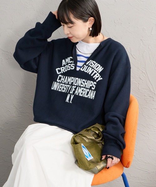 AMERICANA（アメリカーナ）の「【WEB先行予約】[Americana/アメリカーナ] 別注 リメイク風キーネック カレッジロゴスウェット（スウェット・レディース・オートミール/グレイッシュブルー/ネイビー・ONESIZE）」の2枚目の写真