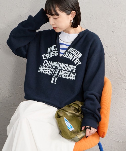 AMERICANA（アメリカーナ）の「【WEB先行予約】[Americana/アメリカーナ] 別注 リメイク風キーネック カレッジロゴスウェット（スウェット・レディース・オートミール/グレイッシュブルー/ネイビー・ONESIZE）」の22枚目の写真