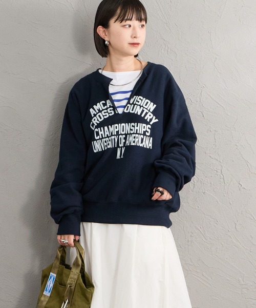 AMERICANA（アメリカーナ）の「[Americana/アメリカーナ] 別注 リメイク風キーネック カレッジロゴスウェット（スウェット・レディース・オートミール/グレイッシュブルー/ネイビー・ONESIZE）」の22枚目の写真