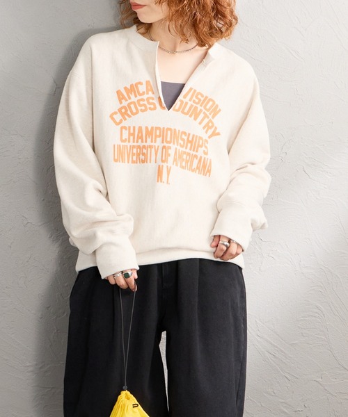 AMERICANA（アメリカーナ）の「【WEB先行予約】[Americana/アメリカーナ] 別注 リメイク風キーネック カレッジロゴスウェット（スウェット・レディース・オートミール/グレイッシュブルー/ネイビー・ONESIZE）」の19枚目の写真