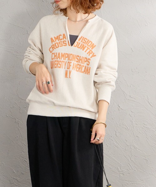 AMERICANA（アメリカーナ）の「【WEB先行予約】[Americana/アメリカーナ] 別注 リメイク風キーネック カレッジロゴスウェット（スウェット・レディース・オートミール/グレイッシュブルー/ネイビー・ONESIZE）」の18枚目の写真