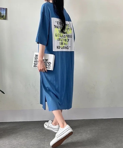 Lips(リップス)の「バックプリントで後ろ姿までおしゃれ!ゆるっと着こなすオーバーサイズTシャツワンピース(ワンピース・レディース・ブラック/ネイビー/チャコールグレー・FREE)」の3枚目の写真