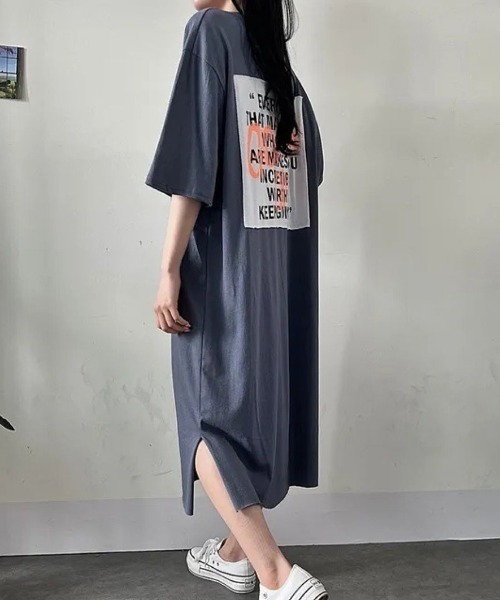 Lips(リップス)の「バックプリントで後ろ姿までおしゃれ!ゆるっと着こなすオーバーサイズTシャツワンピース(ワンピース・レディース・ブラック/ネイビー/チャコールグレー・FREE)」の2枚目の写真