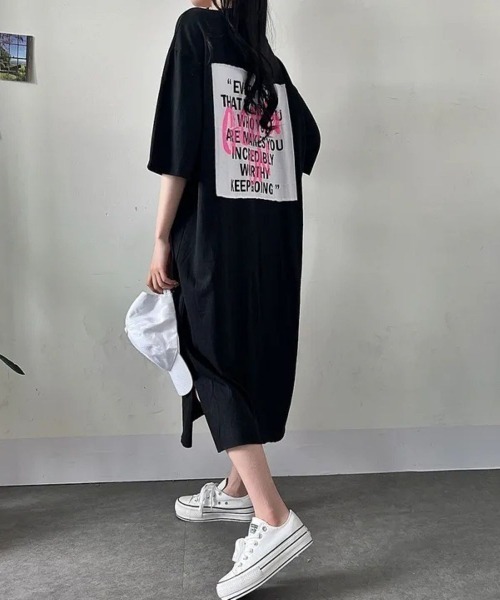 Lips(リップス)の「バックプリントで後ろ姿までおしゃれ!ゆるっと着こなすオーバーサイズTシャツワンピース(ワンピース・レディース・ブラック/ネイビー/チャコールグレー・FREE)」の1枚目の写真