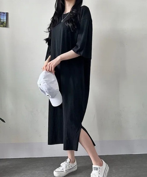 Lips(リップス)の「バックプリントで後ろ姿までおしゃれ!ゆるっと着こなすオーバーサイズTシャツワンピース(ワンピース・レディース・ブラック/ネイビー/チャコールグレー・FREE)」の7枚目の写真