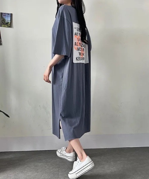 Lips(リップス)の「バックプリントで後ろ姿までおしゃれ!ゆるっと着こなすオーバーサイズTシャツワンピース(ワンピース・レディース・ブラック/ネイビー/チャコールグレー・FREE)」の8枚目の写真