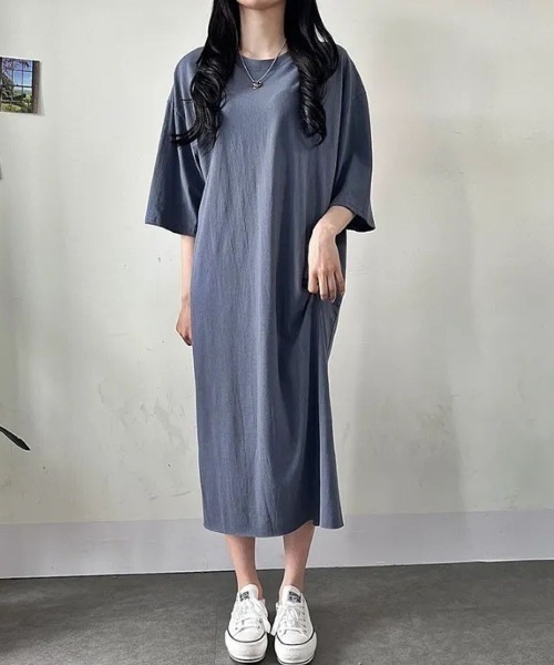 Lips(リップス)の「バックプリントで後ろ姿までおしゃれ!ゆるっと着こなすオーバーサイズTシャツワンピース(ワンピース・レディース・ブラック/ネイビー/チャコールグレー・FREE)」の10枚目の写真