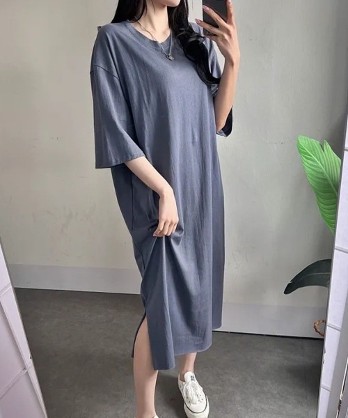 Lips(リップス)の「バックプリントで後ろ姿までおしゃれ!ゆるっと着こなすオーバーサイズTシャツワンピース(ワンピース・レディース・ブラック/ネイビー/チャコールグレー・FREE)」の11枚目の写真