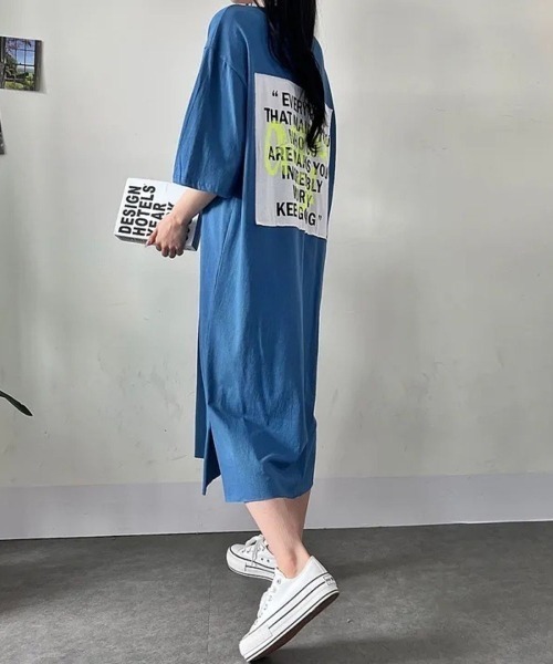 Lips(リップス)の「バックプリントで後ろ姿までおしゃれ!ゆるっと着こなすオーバーサイズTシャツワンピース(ワンピース・レディース・ブラック/ネイビー/チャコールグレー・FREE)」の12枚目の写真