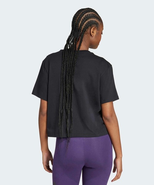 adidas（アディダス）の「ミニグラフィックTシャツ / アディダス adidas（Tシャツ/カットソー・レディース・ブラック・X-SMALL/X-LARGE/MEDIUM/SMALL/XX-LARGE/LARGE）」の2枚目の写真