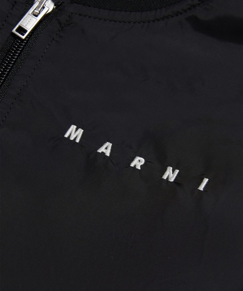 MARNI(マルニ)の「MARNI(マルニ)Kids & Junior ワンポイントブランドロゴジップアップブルゾンジャケット(ブルゾン・キッズ・ブラック/ダークグリーン・4Y/6Y/8Y/10Y)」の4枚目の写真