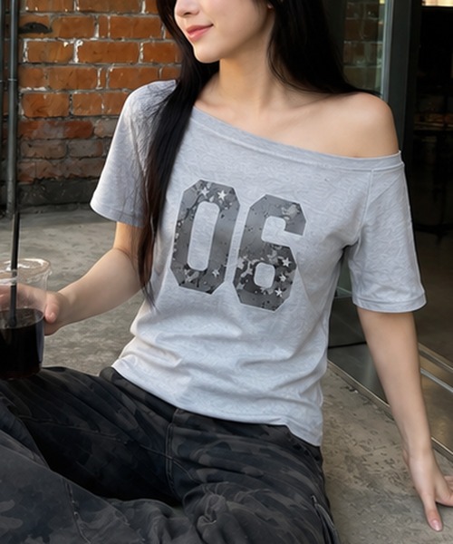 MEMECLE(メメクル)の「【 MEMECLE / メメクル 】ナンバリング スターロゴ ワンショルカットソー(Tシャツ/カットソー・レディース・ブラック/ホワイト/グレー・SMALL/MEDIUM)」の3枚目の写真