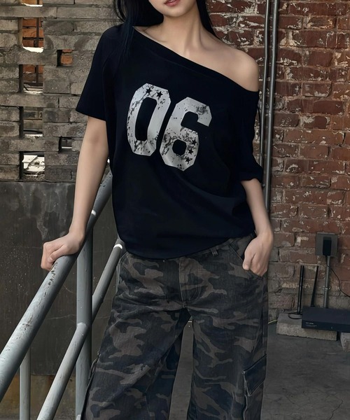 MEMECLE(メメクル)の「【 MEMECLE / メメクル 】ナンバリング スターロゴ ワンショルカットソー(Tシャツ/カットソー・レディース・ブラック/ホワイト/グレー・SMALL/MEDIUM)」の5枚目の写真