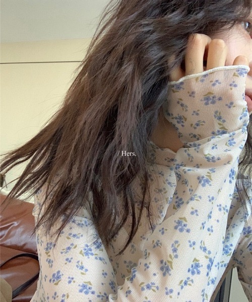 Ritzy（リッツィー）の「小花柄シアーレース長袖インナートップス（Tシャツ/カットソー・レディース・ブルー・FREE）」の4枚目の写真
