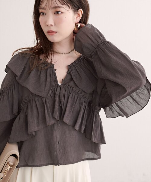 natural couture（ナチュラルクチュール）の「Vネックフリル衿キャンディスリーブブラウス（シャツ/ブラウス・レディース・アイボリー/レッド系その他/ブラウン・FREE）」の3枚目の写真
