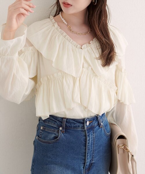 natural couture（ナチュラルクチュール）の「Vネックフリル衿キャンディスリーブブラウス（シャツ/ブラウス・レディース・アイボリー/レッド系その他/ブラウン・FREE）」の4枚目の写真