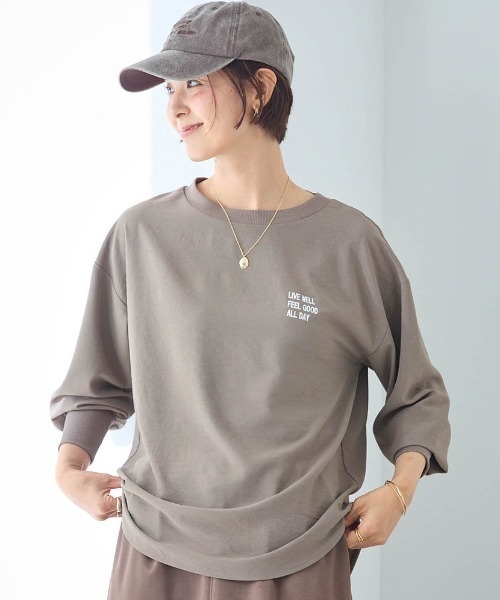 Belle Maison(ベルメゾン)の「とことん着回しができるロゴTEEブラウス(Tシャツ/カットソー・レディース・グレイッシュベージュ/オフホワイト/チャコール・S/M/3L/L/LL)」の3枚目の写真